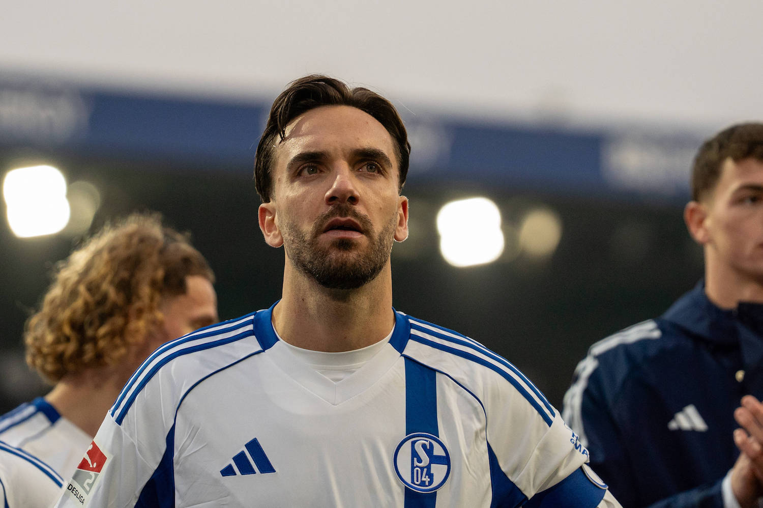 Deutschland, Fussball, 2. Bundesliga, 17.Spieltag 2025 2026: Eintracht Braunschweig - Schalke 04 am 21.12. in Braunschweig Eintracht-Stadion: Kenan Karaman FC Schalke 04 19 nach dem Spiel vor der Schalker Kurve. *** Germany, Soccer, 2 Bundesliga, Matchday 17 2025 2026 Eintracht Braunschweig Schalke 04 on 21 12 in Braunschweig Eintracht Stadion Kenan Karaman FC Schalke 04 19 after the match in front of the Schalke Curve Copyright: xSvenxHeidmannx