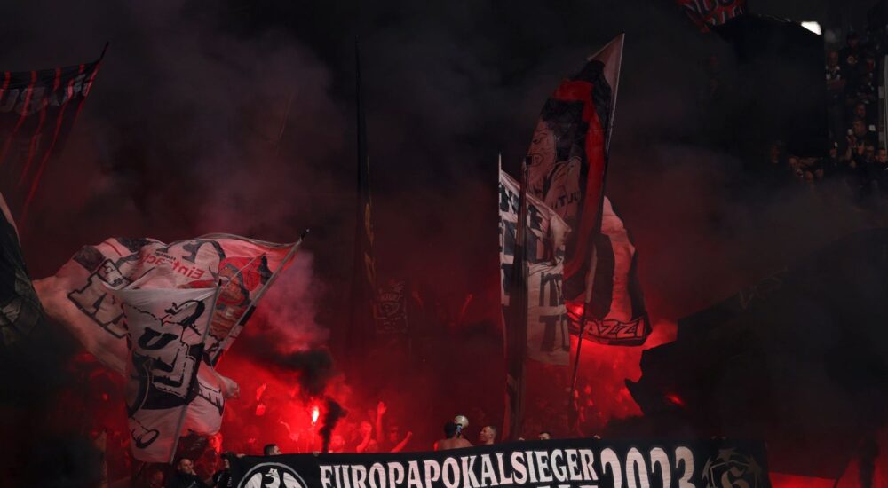 Fans Eintracht Frankfurt Pyro Veltins-Arena