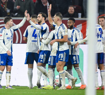 Kenan Karaman freut sich über das Tor zum 0:1 mit Vitalie Becker