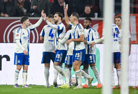 Kenan Karaman freut sich über das Tor zum 0:1 mit Vitalie Becker