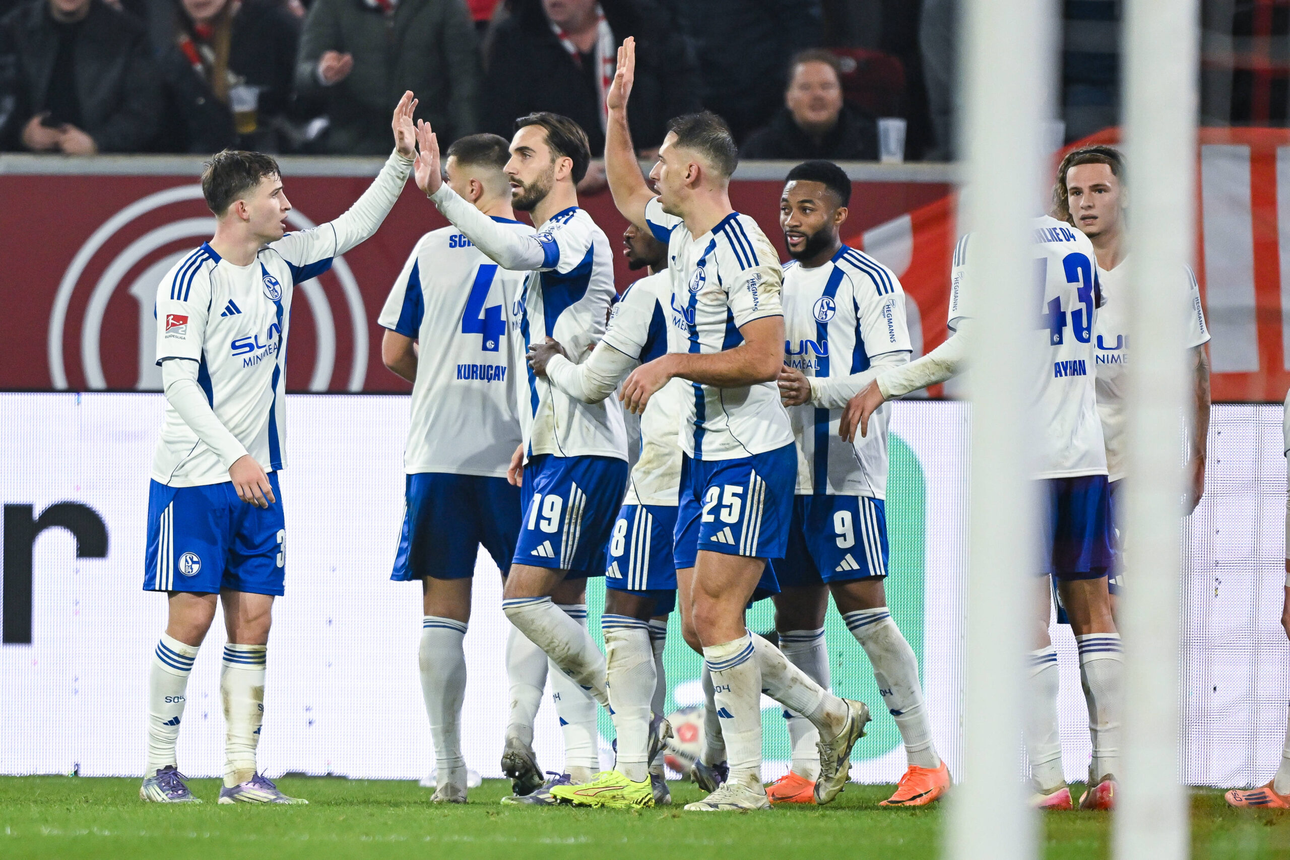 Hier-l-uft-Schalke-gegen-Hertha-live-im-TV-und-Stream