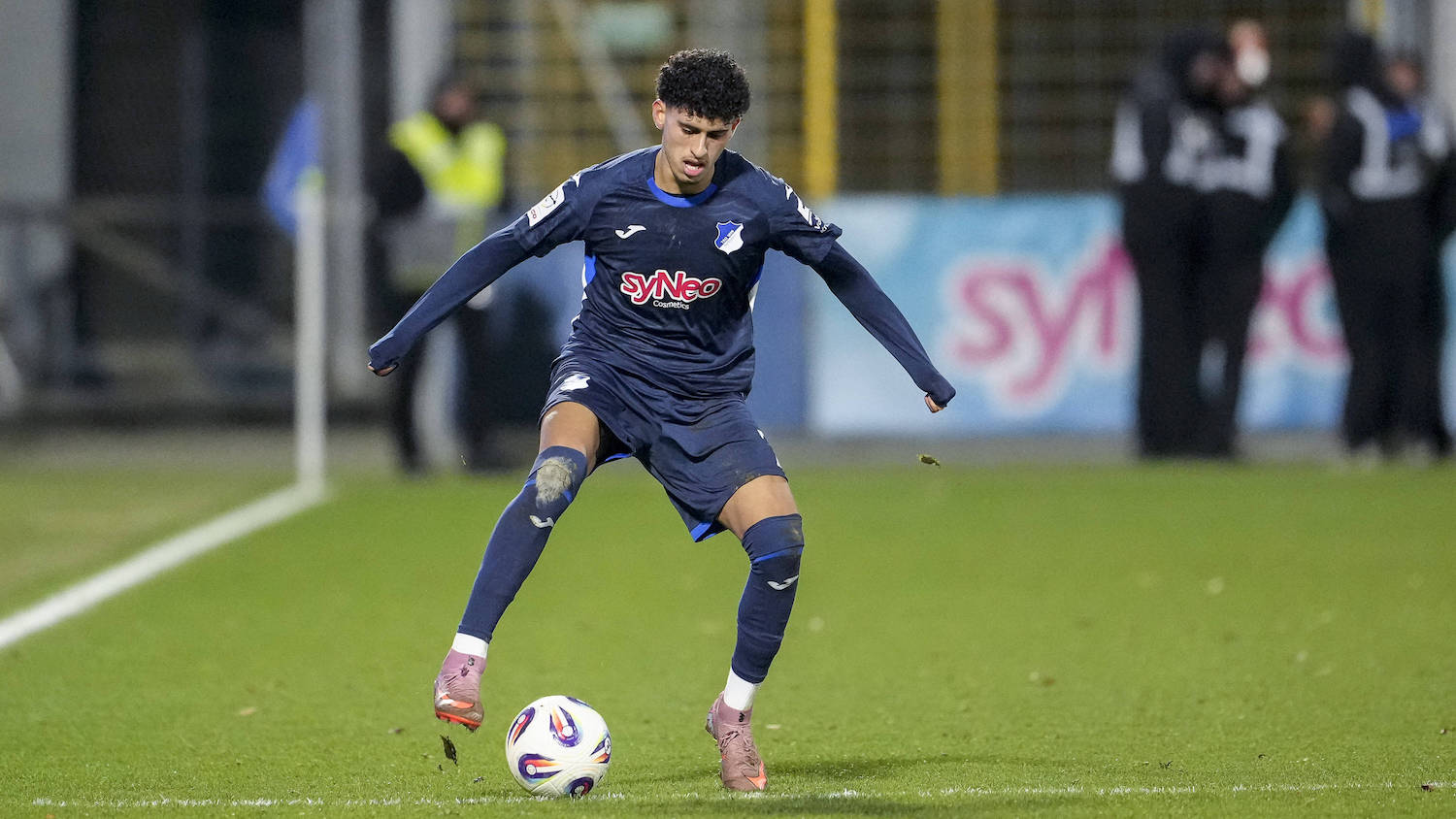 Ayoube Amaimouni-Echghouyab TSG II, 7, am Ball, Freisteller, Ganzkˆrper, Einzelbild, Einzelfoto, Aktion, Action, 21.12.2025, Sinsheim Hoffenheim Deutschland, Fussball, 3. Liga, TSG 1899 Hoffenheim II - SV Wehen Wiesbaden, DFB/DFL REGULATIONS PROHIBIT ANY USE OF PHOTOGRAPHS AS IMAGE SEQUENCES AND/OR QUASI-VIDEO. *** Ayoube Amaimouni Echghouyab TSG II, 7 , on the ball, cropped, full body, single image, single photo, action, action, 21 12 2025, Sinsheim Hoffenheim Germany , Football, 3 Liga, TSG 1899 Hoffenheim II SV Wehen Wiesbaden, DFB DFL REGULATIONS PROHIBIT ANY USE OF PHOTOGRAPHS AS IMAGE SEQUENCES AND OR QUASI VIDEO xozx