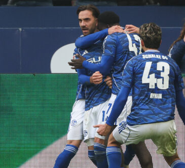 2. Bundesliga - FC Schalke 04 - 1. FC Kaiserslautern am 25.01.2026 in der Veltins-Arena auf Schalke Jubel, Torjubel, Torschuetze, Torschütze Kenan Karaman (Schalke 19) jubelt nach seinem Tor zum 2 zu 2 mit der Mannschaft