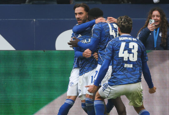 2. Bundesliga - FC Schalke 04 - 1. FC Kaiserslautern am 25.01.2026 in der Veltins-Arena auf Schalke Jubel, Torjubel, Torschuetze, Torschütze Kenan Karaman (Schalke 19) jubelt nach seinem Tor zum 2 zu 2 mit der Mannschaft