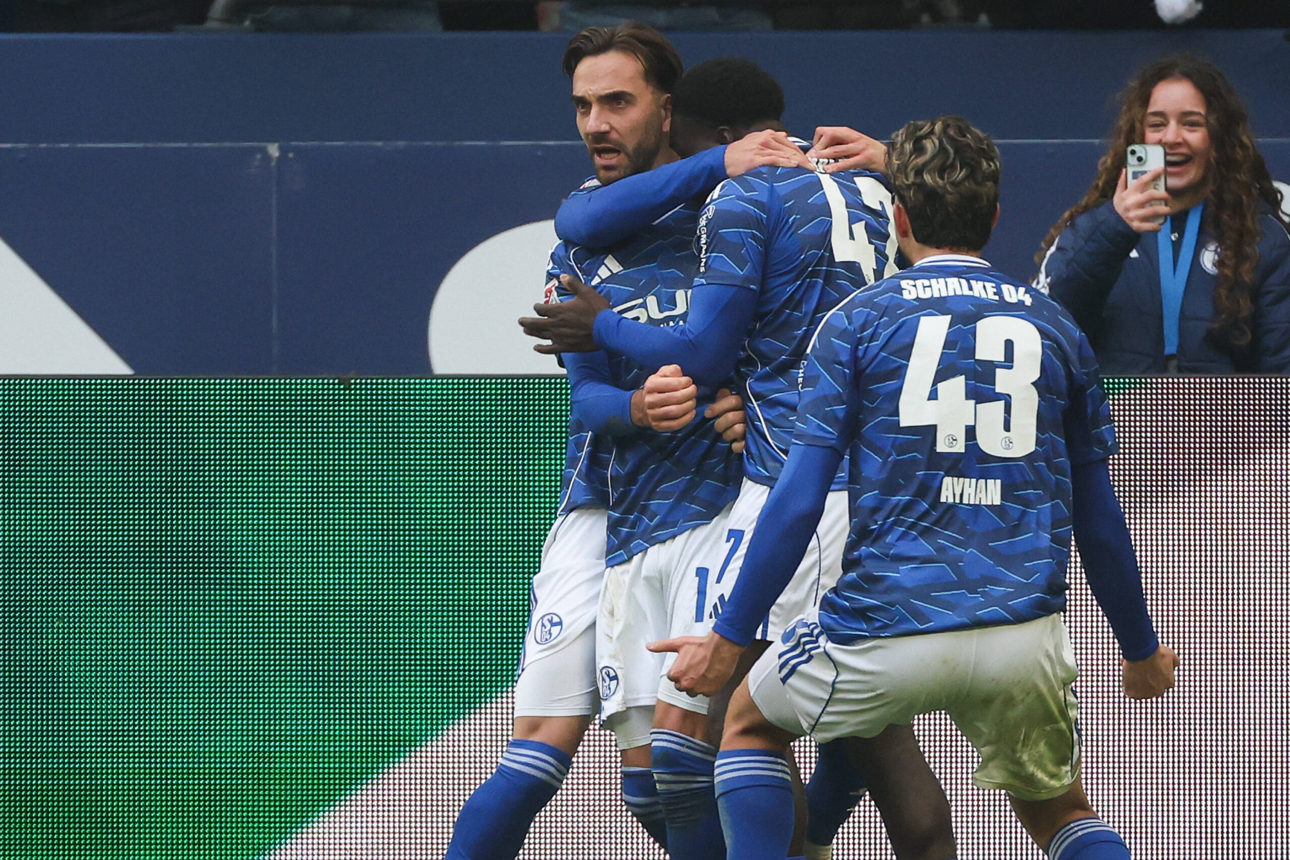 2. Bundesliga - FC Schalke 04 - 1. FC Kaiserslautern am 25.01.2026 in der Veltins-Arena auf Schalke Jubel, Torjubel, Torschuetze, Torschütze Kenan Karaman (Schalke 19) jubelt nach seinem Tor zum 2 zu 2 mit der Mannschaft