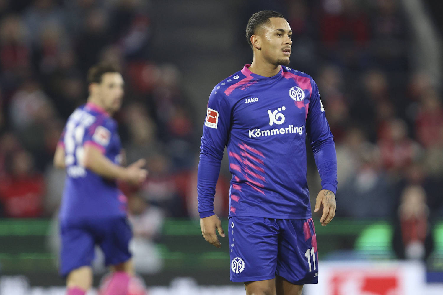 Armindo Sieb 1.FSV Mainz 05 schaut waehrend des spiels der Bundesliga zwischen 1. FC Kˆln und 1. FSV Mainz 05, RheinEnergieSTADION am 17. January 2026 in Kˆln, Deutschland. Foto von Oliver Kaelke/DeFodi Images Armindo Sieb 1.FSV Mainz 05 looks on during the Bundesliga match between 1. FC Kˆln and 1. FSV Mainz 05 at RheinEnergieSTADION on January 17, 2026 in Kˆln, Germany. Photo by Oliver Kaelke/DeFodi Images DFL regulations prohibit any use of photographs as image sequences and/or quasi-video. Photo by Oliver Kaelke/DeFodi Images - *** Armindo Sieb 1 FSV Mainz 05 looks on during the Bundesliga match between 1 FC Kˆln and 1 FSV Mainz 05, RheinEnergieSTADION on January 17, 2026 in Kˆln, Germany Photo by Oliver Kaelke DeFodi Images Armindo Sieb 1 FSV Mainz 05 looks on during the Bundesliga match between 1 FC Kˆln and 1 FSV Mainz 05 at RheinEnergieSTADION on January 17, 2026 in Kˆln, Germany Photo by Oliver Kaelke DeFodi Images DFL regulations prohibit any use of photographs as image sequences and or quasi video Photo by Oliver Kaelke DeFodi Images