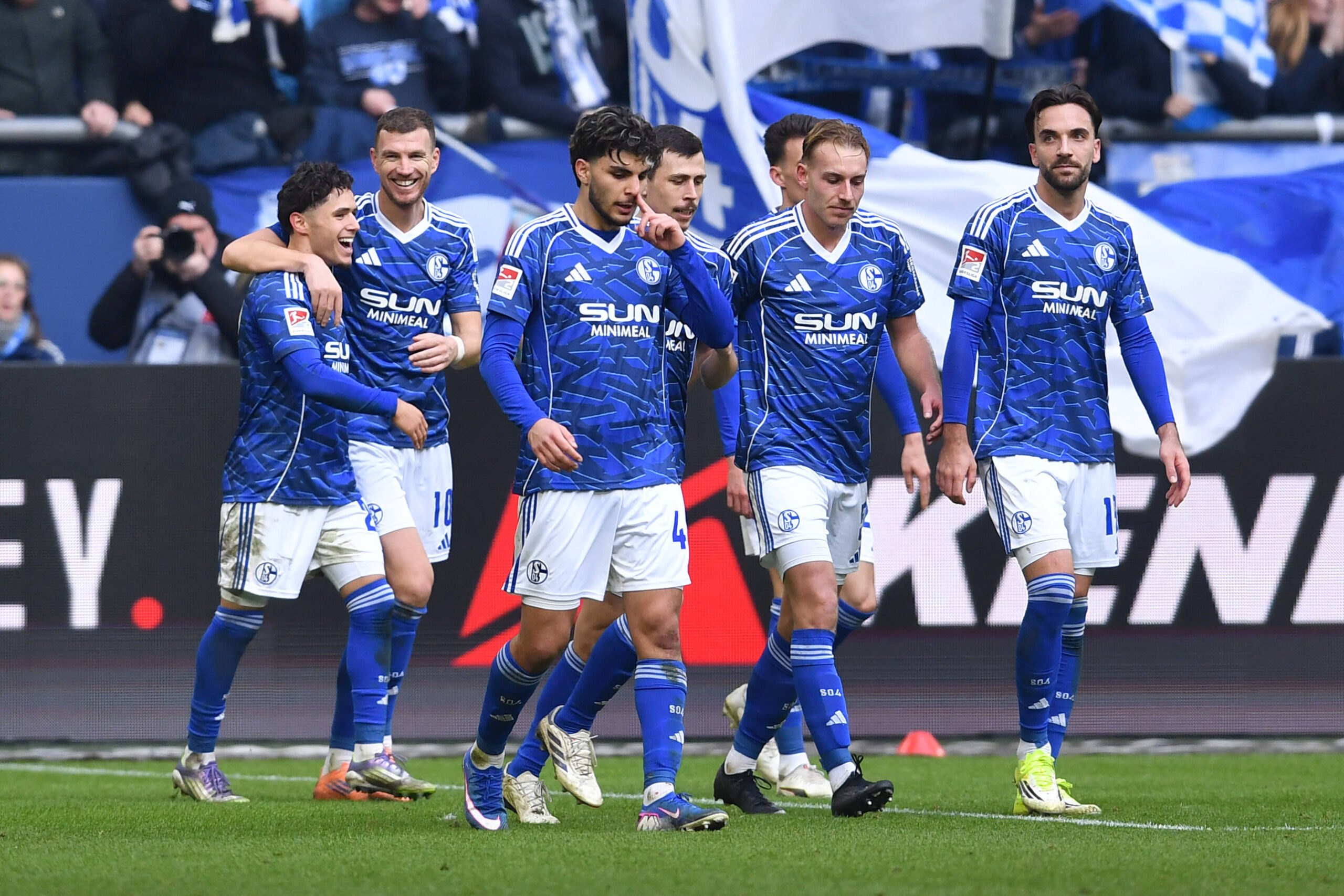 Fußball 2. Bundesliga 21. Spieltag FC Schalke 04 - Dynamo Dresden am 07.02.2026 in der Veltins Arena in Gelsenkirchen Torjubel zum 2:0 durch Edin Dzeko