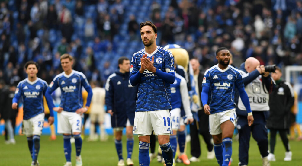 Kenan Karaman FC Schalke 04 schaut waehrend des Spiels der 2. Bundesliga zwischen FC Schalke 04 und SG Dynamo Dresden