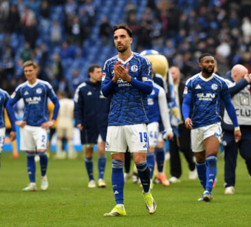 Kenan Karaman FC Schalke 04 schaut waehrend des Spiels der 2. Bundesliga zwischen FC Schalke 04 und SG Dynamo Dresden