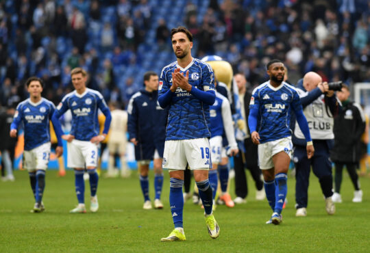 Kenan Karaman FC Schalke 04 schaut waehrend des Spiels der 2. Bundesliga zwischen FC Schalke 04 und SG Dynamo Dresden