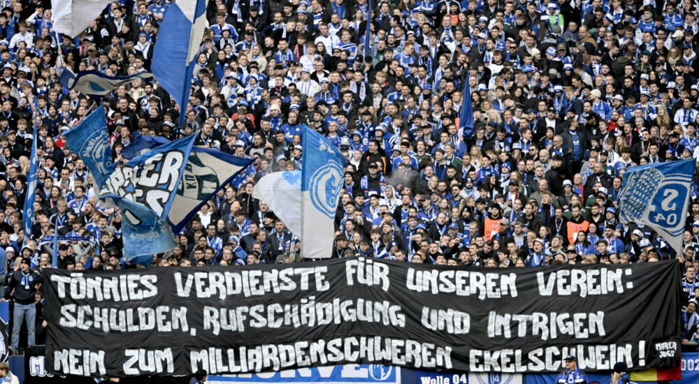 Fans protestieren gegen Clemens Tönnies als Ehrenpräsident