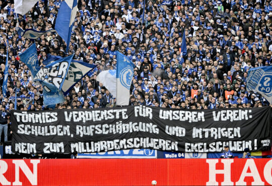 Fans protestieren gegen Clemens Tönnies als Ehrenpräsident