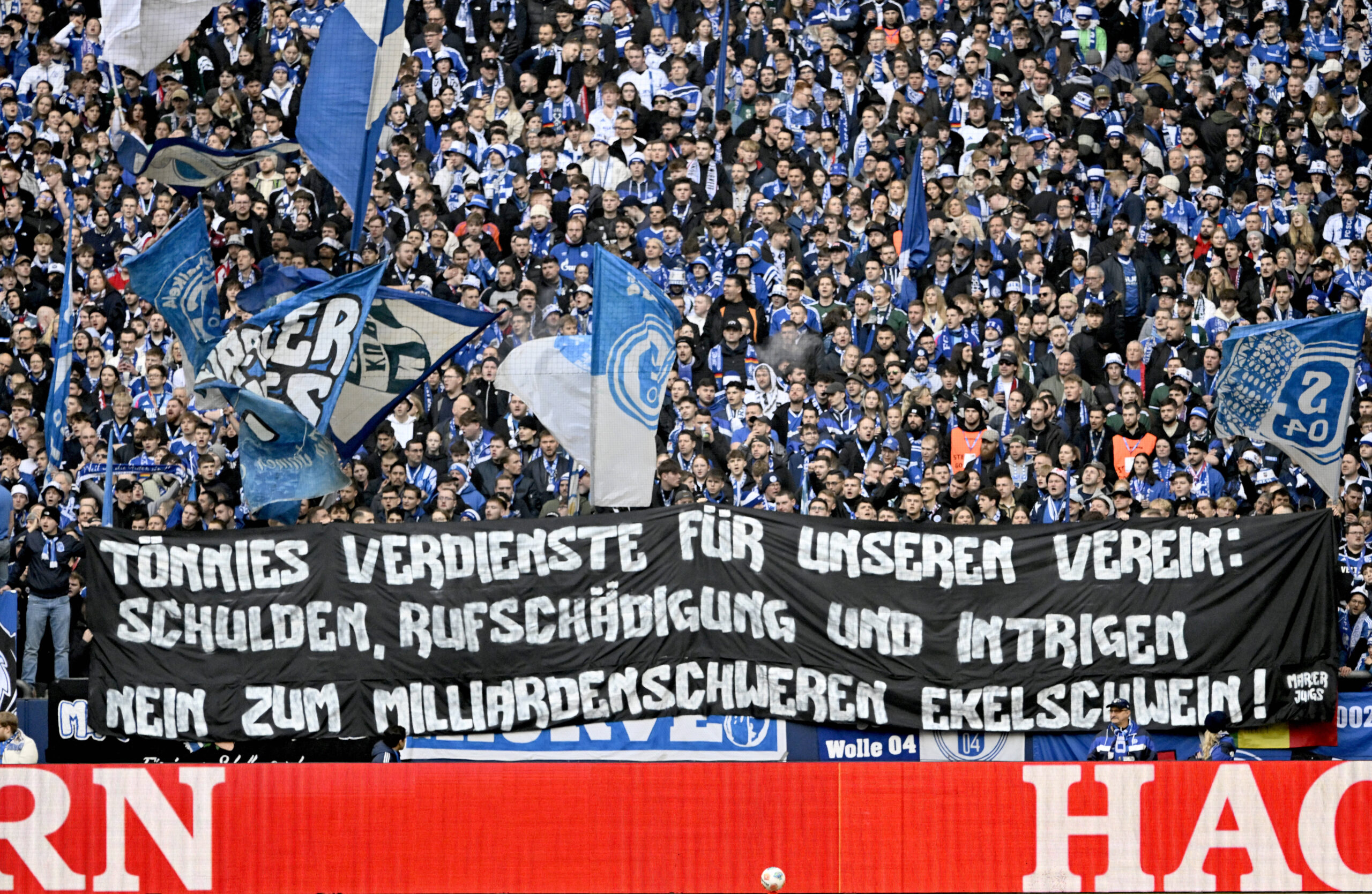 Fans protestieren gegen Clemens Tönnies als Ehrenpräsident