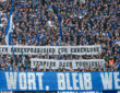 Die Schalke Fans in der Nordkurve mit einem Protest Spruchband / Banner / Transparent gegen Clemens Tönnies