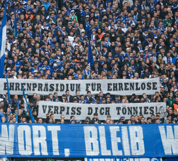 Die Schalke Fans in der Nordkurve mit einem Protest Spruchband / Banner / Transparent gegen Clemens Tönnies