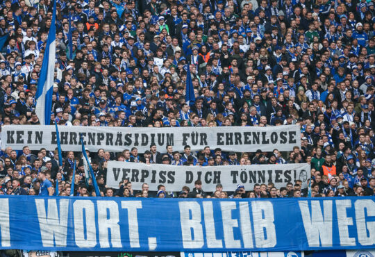 Die Schalke Fans in der Nordkurve mit einem Protest Spruchband / Banner / Transparent gegen Clemens Tönnies