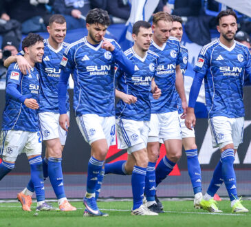 Fußball, FC Schalke 04 - SG Dynamo Dresden, 21. Spieltag, 2. Fußball Bundesliga, Veltins-Arena Gelsenkirchen, Saison 2025 2026: Soufiane El-Faouzi, Edin Dzeko, Mertcan Ayhan, Ron Schallenberg, Kenan Karaman