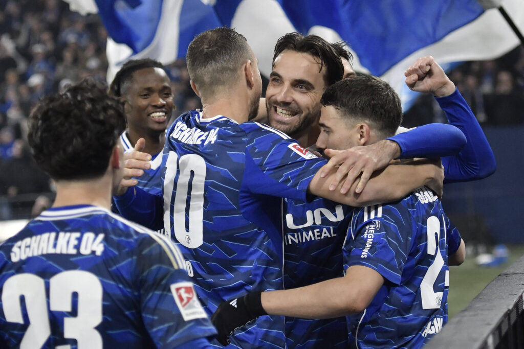 Kenan Karaman jubelt nach dem Tor zum 5:2 mit der Mannschaft