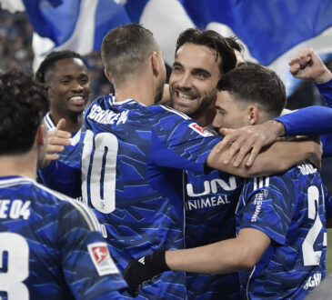 Kenan Karaman jubelt nach dem Tor zum 5:2 mit der Mannschaft