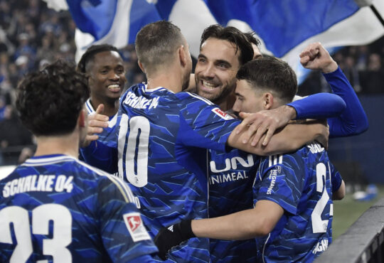 Kenan Karaman jubelt nach dem Tor zum 5:2 mit der Mannschaft