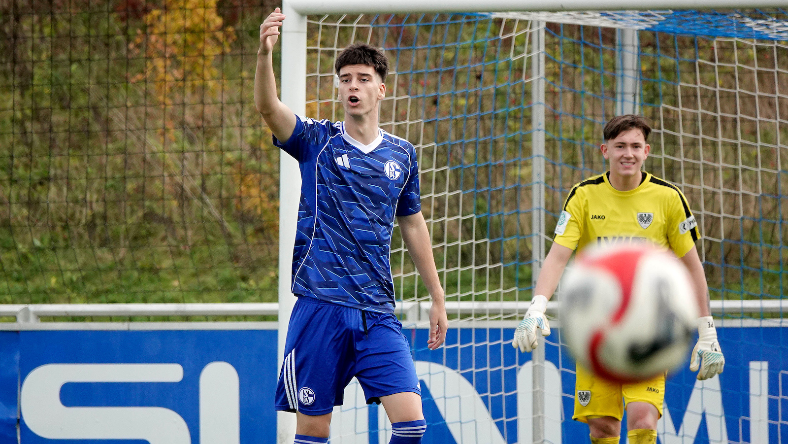 RECORD DATE NOT STATED Fuflball U19 DFB-Nachwuchsliga Begegnung FC Schalke 04 U19 gegen Preuflen M¸nster U19 ** NUR F‹R REDAKTIONELLE ZWECKE ** EDITORIAL USE ONLY **FC-SpielerAmar Ibrisimovic (links) am Sonntag, 02.11.2025 in der Fuflball U19 DFB-Nachwuchsliga Begegnung FC Schalke 04 U19 (blau) gegen Preuflen M¸nster U19 im Parkstadion in Gelsenkirchen. Deutschland NRW Gelsenkirchen Copyright: MichaelxKorte *** Soccer U19 DFB Youth League match FC Schalke 04 U19 vs Preuflen M¸nster U19 FOR EDITORIAL PURPOSES ONLY p FC playerAmar Ibrisimovic left on Sunday, 02 11 2025 in the Soccer U19 DFB Youth League match FC Schalke 04 U19 blue vs Preuflen M¸nster U19 at Parkstadion in Gelsenkirchen Germany NRW Gelsenkirchen Copyright MichaelxKorte Copyright: MichaelxKorte doc8336udnu6vlegtk3ipd ,EDITORIAL USE ONLY