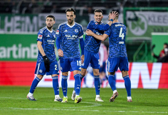 Dejan Ljubicic (FC Schalke 04) freut sich über das Tor zum 1:1