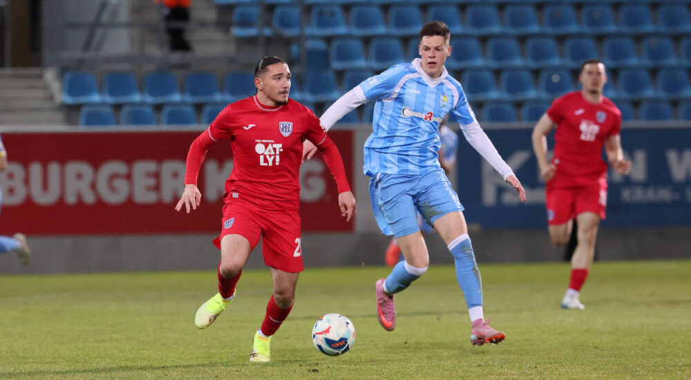 Chemnitz, 27.02.2026, Stadion an der Gellertstraﬂe, Fuﬂball, Regionalliga Nordost , 24.Spieltag, Chemnitzer FC vs. SV Babelsberg 03, Im Bild von links Ardahan Yilmaz 26, Babelsberg, Niclas Walther 4, Chemnitz. , Nur zur redaktionellen Nutzung. Only editorial use. , NOFV regulations prohibit any use of photographs as image sequences and/or quasi-video. , *** Chemnitz, 27 02 2026, Stadion an der Gellertstraﬂe, Fuﬂball, Regionalliga Nordost , 24 Spieltag, Chemnitzer FC vs SV Babelsberg 03, Im Bild von links Ardahan Yilmaz 26, Babelsberg , Niclas Walther 4, Chemnitz , Nur zur redaktionellen Nutzung Only editorial use , NOFV regulations prohibit any use of photographs as image sequences and or quasi video , Picture Point
