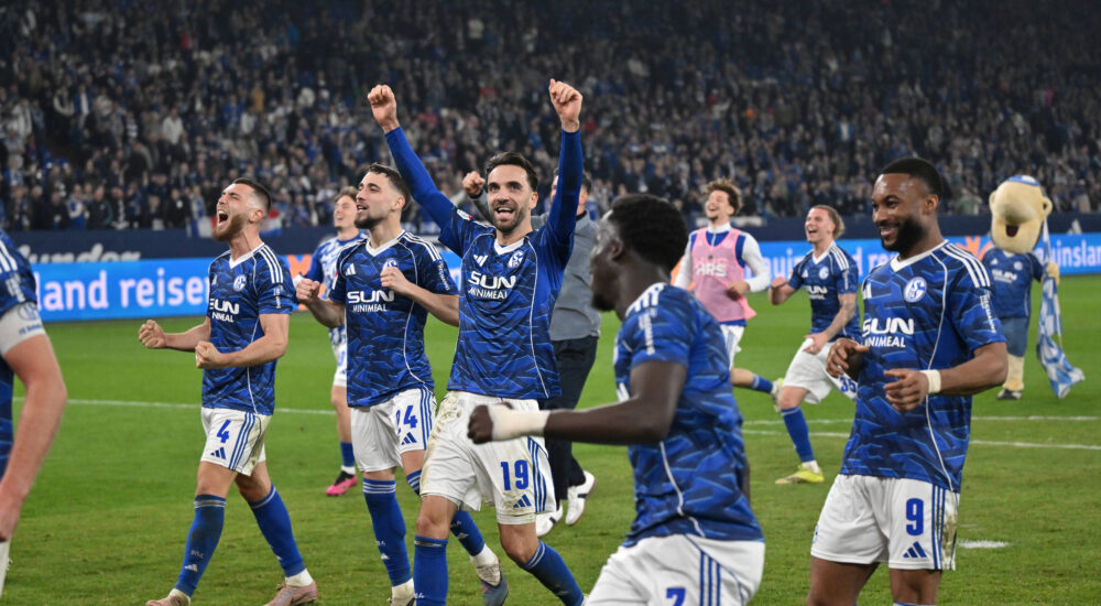 Schalkes Spieler feiern den Sieg, Mitte Kenan Karaman