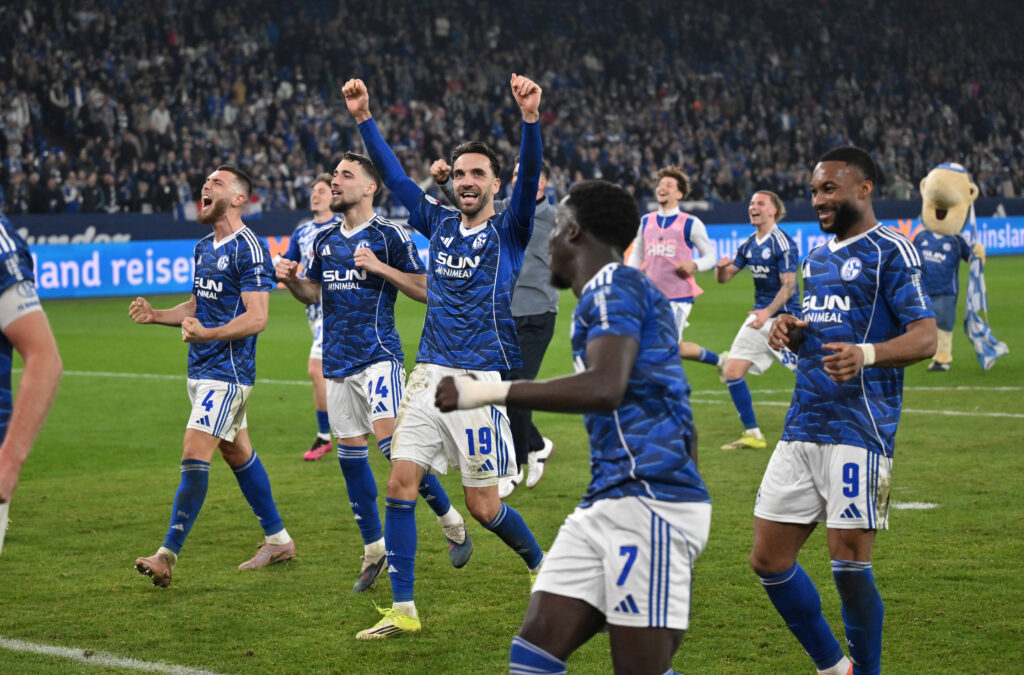 Schalkes Spieler feiern den Sieg, Mitte Kenan Karaman