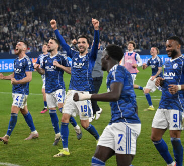 Schalkes Spieler feiern den Sieg, Mitte Kenan Karaman