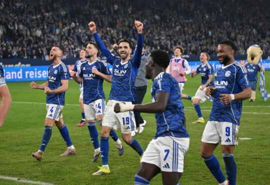 Schalkes Spieler feiern den Sieg, Mitte Kenan Karaman