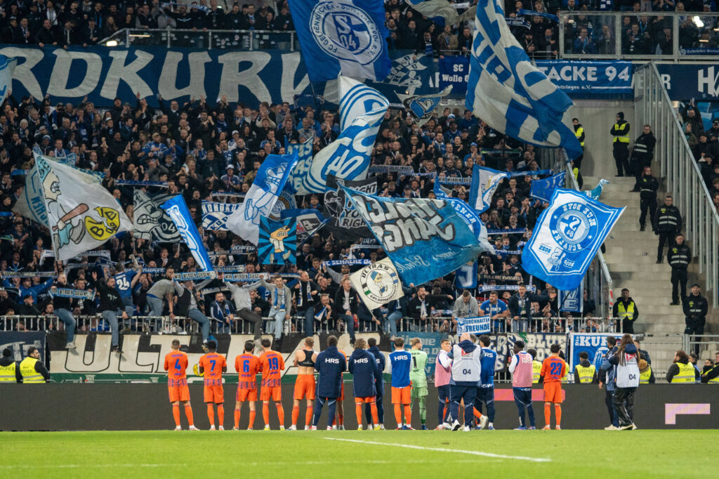 SV Darmstadt 98 vs FC Schalke 04, Merck-Stadion am Böllenfalltor, 21.03.2026 Abpfiff, FC Schalke 04 mit ihren Fans 2. Bundesliga: SV Darmstadt 98 vs FC Schalke 04