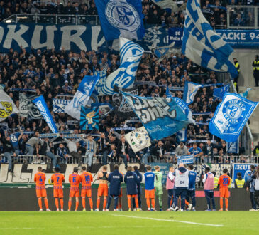 SV Darmstadt 98 vs FC Schalke 04, Merck-Stadion am Böllenfalltor, 21.03.2026 Abpfiff, FC Schalke 04 mit ihren Fans 2. Bundesliga: SV Darmstadt 98 vs FC Schalke 04