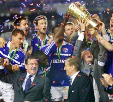 DFB Pokalfinale 2001 Tomasz Waldoch Tomasz Hajto Ebbe Sand Gerhard Schröder Gerhard Mayer-Vorfelder