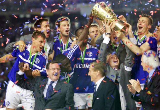 DFB Pokalfinale 2001 Tomasz Waldoch Tomasz Hajto Ebbe Sand Gerhard Schröder Gerhard Mayer-Vorfelder