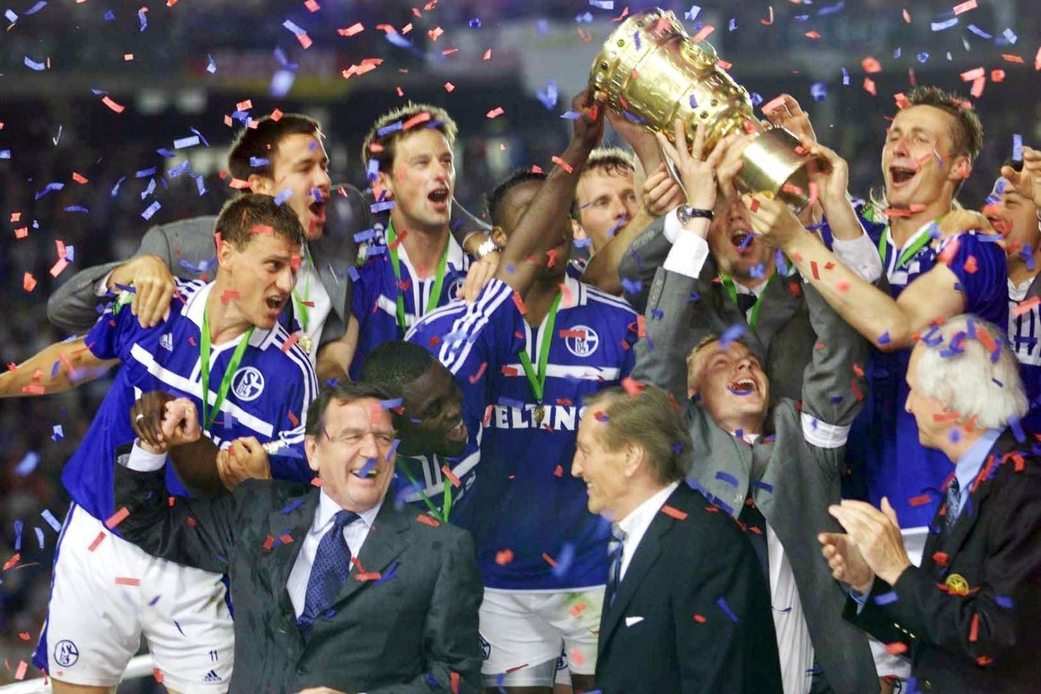 DFB Pokalfinale 2001 Tomasz Waldoch Tomasz Hajto Ebbe Sand Gerhard Schröder Gerhard Mayer-Vorfelder