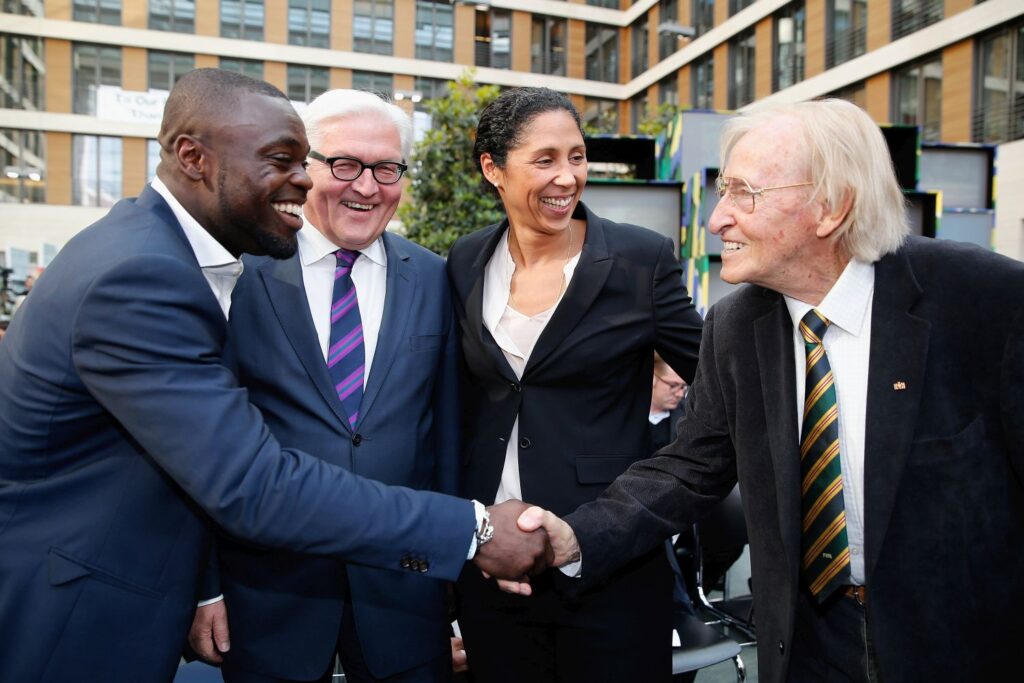 Gerald Asamoah, Frank-Walter Steinmeier, Steffi Jones, Rudi Gutendorf