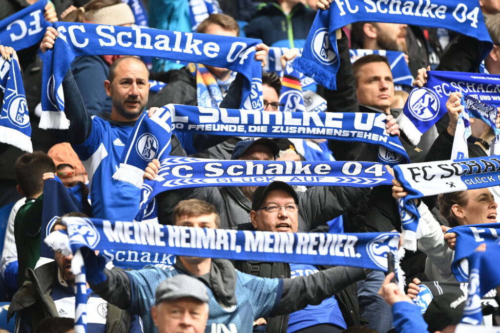 Fans von FC Schalke 04 mit ihren Schals