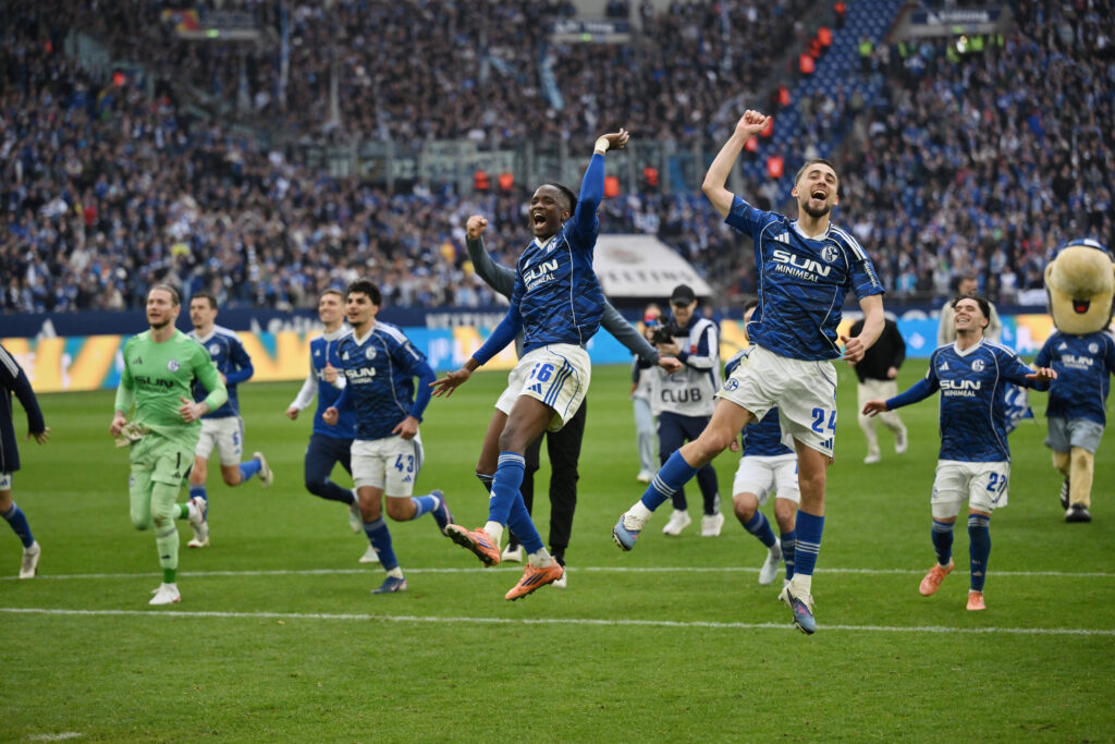 Soufiane El-Faouzi, Adil Aouchiche, Moussa Ndiaye, Mertcan Ayhan und Loris Karius, v.re.