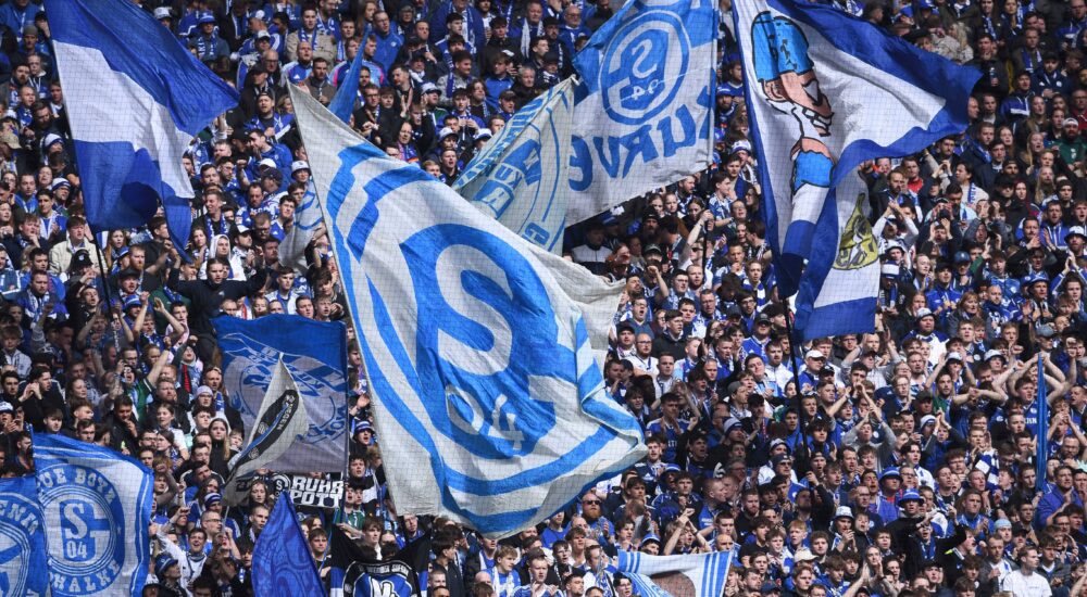 Fahnen im Fanblock von Fc Schalke 04