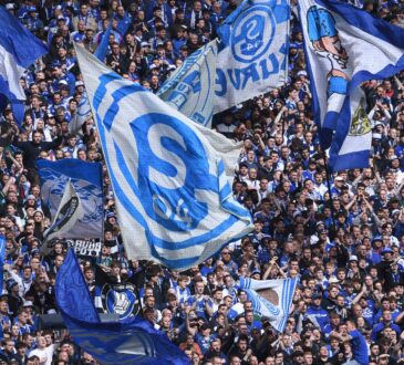Fahnen im Fanblock von Fc Schalke 04
