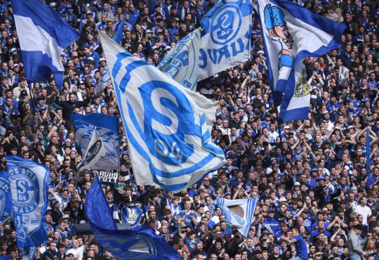 Fahnen im Fanblock von Fc Schalke 04