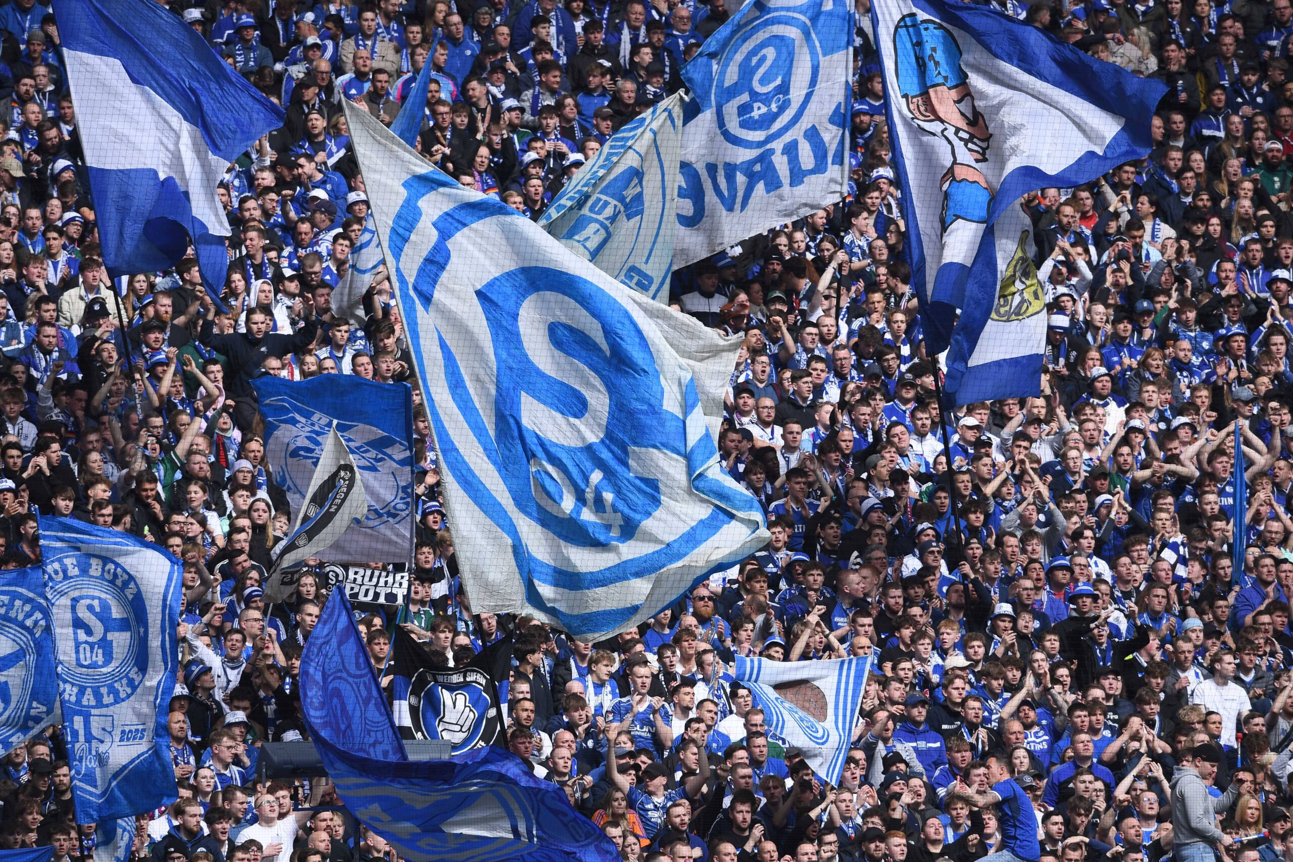 Fahnen im Fanblock von Fc Schalke 04