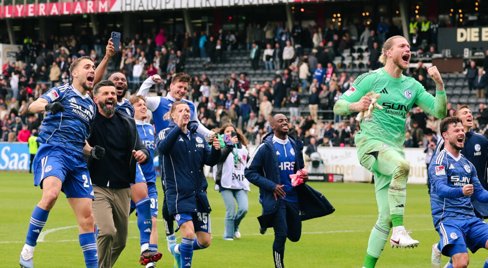 Fussball, Herren, 2. Bundesliga, Saison 2025 2026, SV 07 Elversberg - FC Schalke 04, Die Mannschaft feiert den Sieg, Hasan Kurucay, Janik Bachmann, Adil Aouchiche, Trainer Miron Muslic, Moussa Sylla, Loris Karius