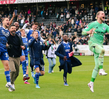 Fussball, Herren, 2. Bundesliga, Saison 2025 2026, SV 07 Elversberg - FC Schalke 04, Die Mannschaft feiert den Sieg, Hasan Kurucay, Janik Bachmann, Adil Aouchiche, Trainer Miron Muslic, Moussa Sylla, Loris Karius