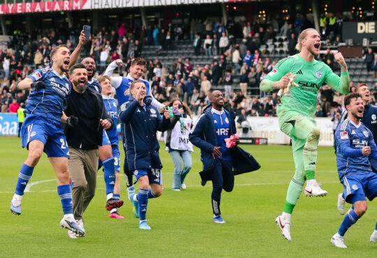 Fussball, Herren, 2. Bundesliga, Saison 2025 2026, SV 07 Elversberg - FC Schalke 04, Die Mannschaft feiert den Sieg, Hasan Kurucay, Janik Bachmann, Adil Aouchiche, Trainer Miron Muslic, Moussa Sylla, Loris Karius