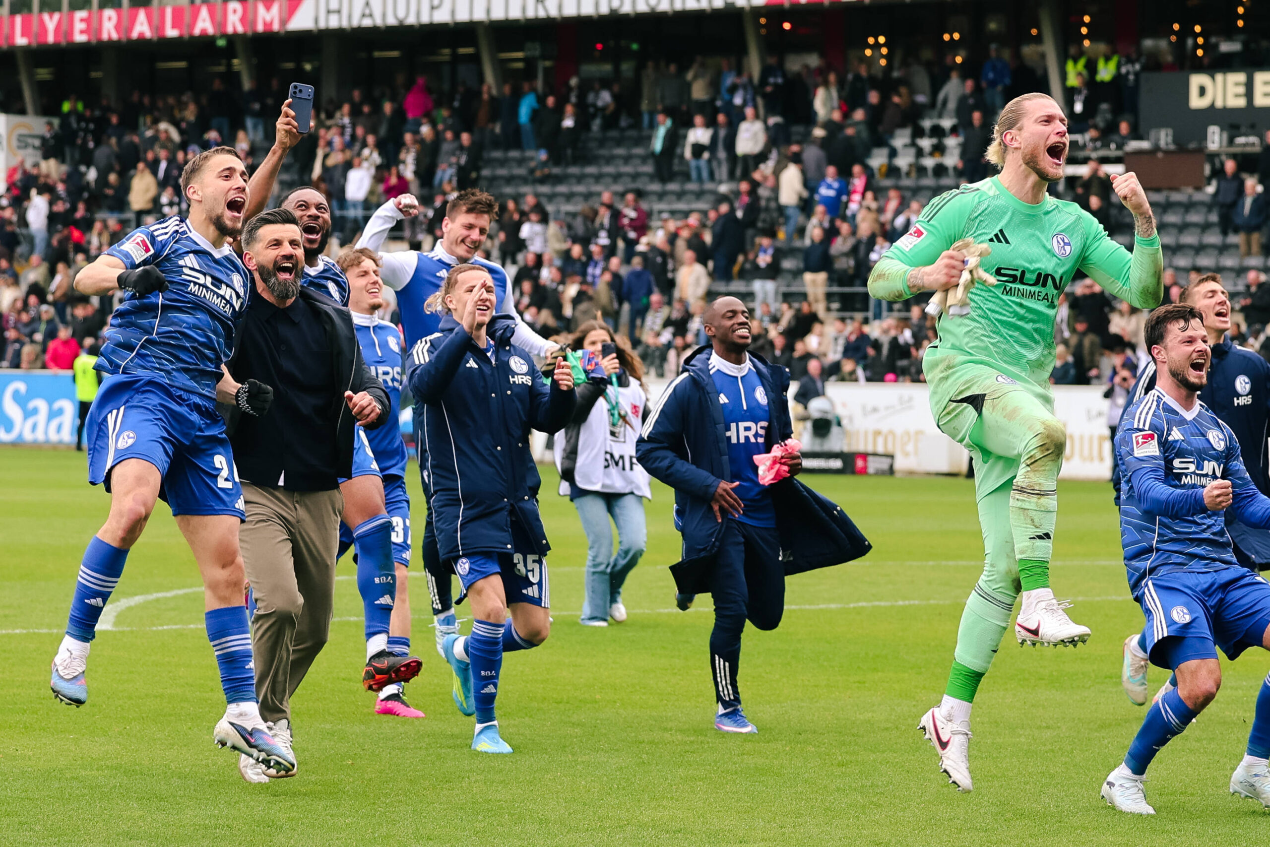 Fussball, Herren, 2. Bundesliga, Saison 2025 2026, SV 07 Elversberg - FC Schalke 04, Die Mannschaft feiert den Sieg, Hasan Kurucay, Janik Bachmann, Adil Aouchiche, Trainer Miron Muslic, Moussa Sylla, Loris Karius