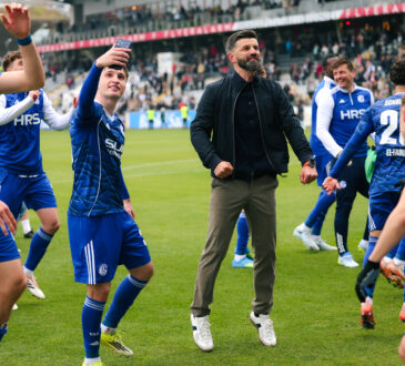 Trainer Miron Muslic (FC Schalke 04) tanzt, Dylan Leonard, Janik Bachmann, Elversberg Ursapharm-Arena an der Kaiserlinde Saarland