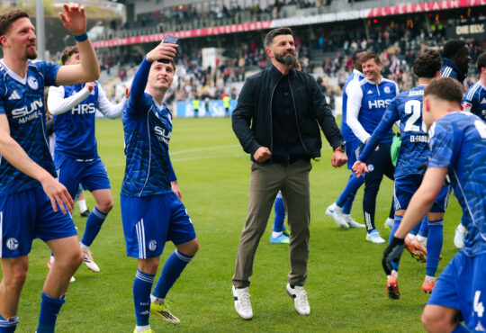 Trainer Miron Muslic (FC Schalke 04) tanzt, Dylan Leonard, Janik Bachmann, Elversberg Ursapharm-Arena an der Kaiserlinde Saarland