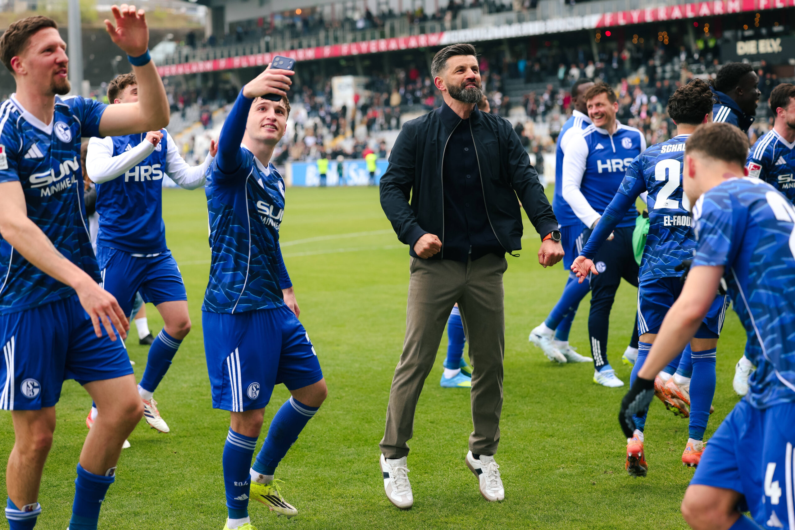Trainer Miron Muslic (FC Schalke 04) tanzt, Dylan Leonard, Janik Bachmann, Elversberg Ursapharm-Arena an der Kaiserlinde Saarland
